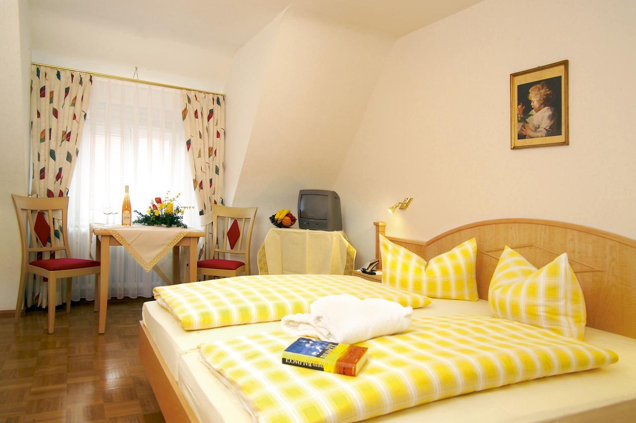 Gasthaus-Pension Zum Kreuz Stuhlingen Luaran gambar